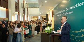 Tham tán thương mại Australia phát biểu trước các doanh nghiệp.