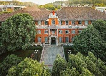 Bài học chuyển mình từ công xưởng thép đến kinh đô truyền thông và số hóa