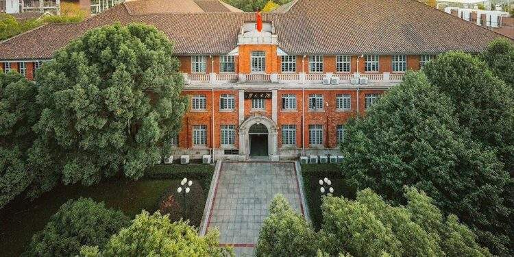 Bài học chuyển mình từ công xưởng thép đến kinh đô truyền thông và số hóa