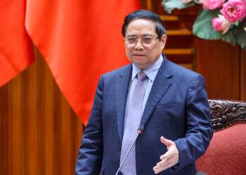 Thủ tướng nhấn mạnh dứt khoát không để thiếu xăng dầu cho sản xuất, kinh doanh, tiêu dùng. Ảnh: VGP.