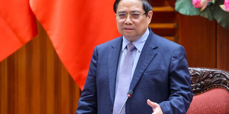 Thủ tướng nhấn mạnh dứt khoát không để thiếu xăng dầu cho sản xuất, kinh doanh, tiêu dùng. Ảnh: VGP.