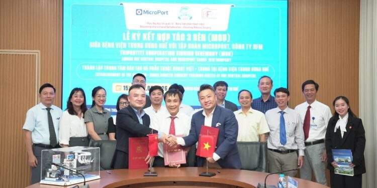 Bệnh viện Trung ương Huế tiên phong đào tạo phẫu thuật robot