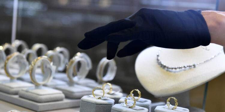 Biến cố mới ở Bảo Tín Minh Châu; kiếm 28 triệu/tháng có thể chưa nộp thuế TNCN