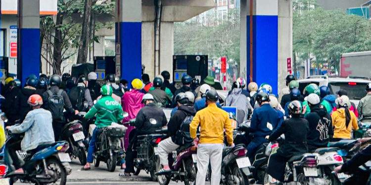 Biến động xăng dầu, doanh nghiệp tìm đường giảm phụ thuộc nhiên liệu hoá thạch