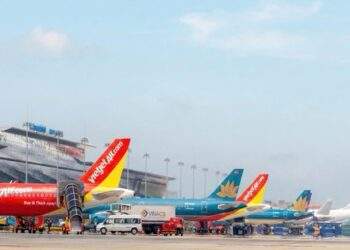 Bộ Xây dựng đề xuất giảm thuế, phí hỗ trợ hàng không khi giá nhiên liệu tăng phi mã