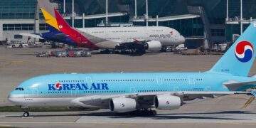 Các hãng hàng không tăng giá vé, phụ thu nhiên liệu như thế nào?