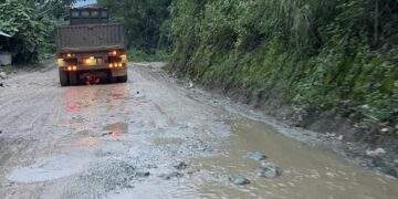 Quốc lộ 14D bị xe tải cày nát.