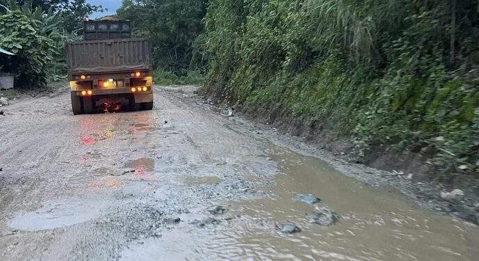 Quốc lộ 14D bị xe tải cày nát.