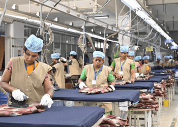 Trong bối cảnh các doanh nghiệp dệt may và may mặc vốn hoạt động với biên lợi nhuận rất mỏng, bất kỳ sự gia tăng nào về chi phí logistics và bảo hiểm do tình hình tại Tây Á cũng sẽ đẩy họ vào thế hết sức khó khăn.