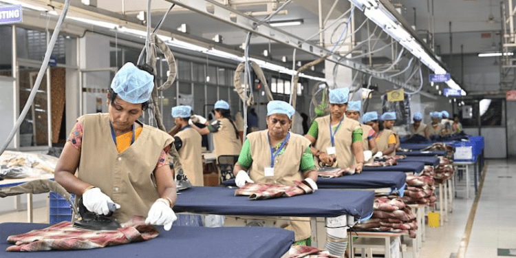 Trong bối cảnh các doanh nghiệp dệt may và may mặc vốn hoạt động với biên lợi nhuận rất mỏng, bất kỳ sự gia tăng nào về chi phí logistics và bảo hiểm do tình hình tại Tây Á cũng sẽ đẩy họ vào thế hết sức khó khăn.