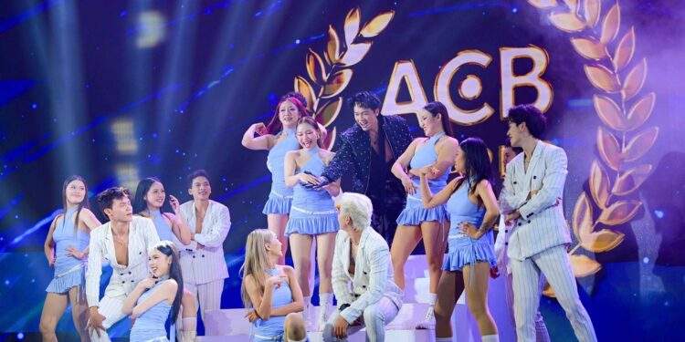 Chủ tịch ACB gây sốt với Never Enough, Ánh mắt biết cười với APT