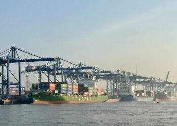 Cước tàu biển tăng thêm 4.000 USD, nhiều tuyến tạm ngưng