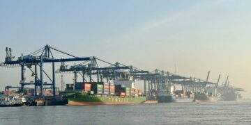 Cước tàu biển tăng thêm 4.000 USD, nhiều tuyến tạm ngưng