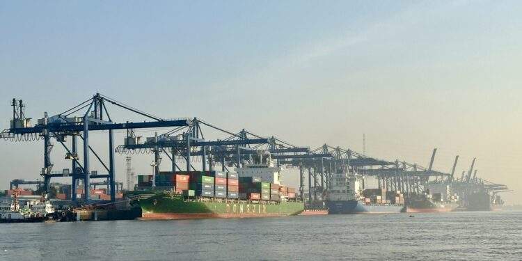 Cước tàu biển tăng thêm 4.000 USD, nhiều tuyến tạm ngưng