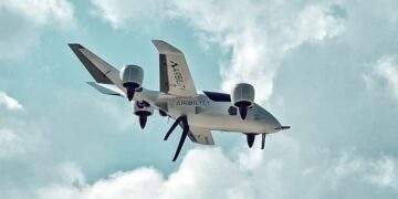 Nhiều linh kiện để sản xuất, lắp rác UAV phải nhập khẩu từ nước ngoài. Ảnh minh hoạ