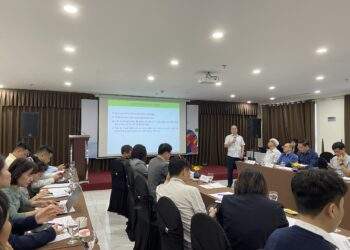 Các chuyên gia chia sẻ tại hội thảo.