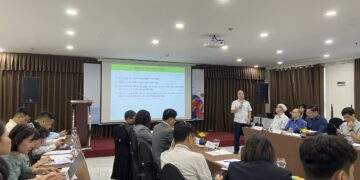 Các chuyên gia chia sẻ tại hội thảo.