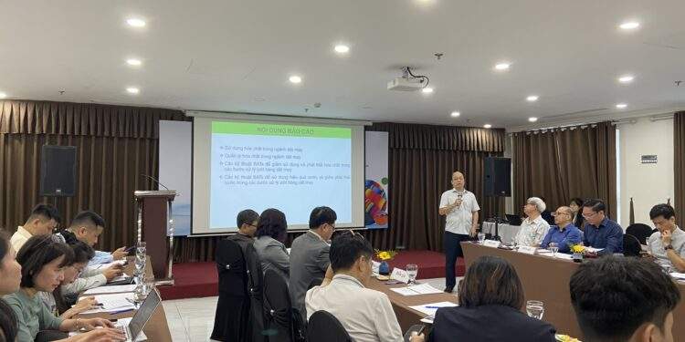 Các chuyên gia chia sẻ tại hội thảo.