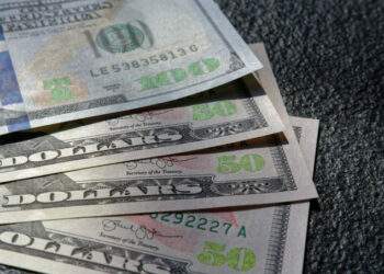 Dollar tiptoes up against dong