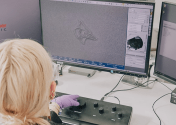 Kayley Waltz khắc hình chim giẻ cùi xanh lên silicon bằng chất cản quang do nhóm phát triển - Ảnh: WSJ. 