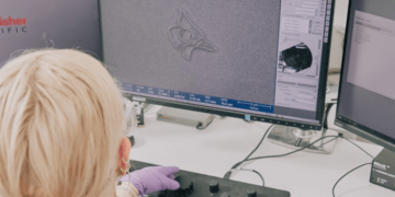 Kayley Waltz khắc hình chim giẻ cùi xanh lên silicon bằng chất cản quang do nhóm phát triển - Ảnh: WSJ. 