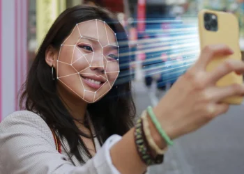 Dùng AI ghép ảnh khiêu dâm bạn học, hai thiếu niên Mỹ bị quản chế