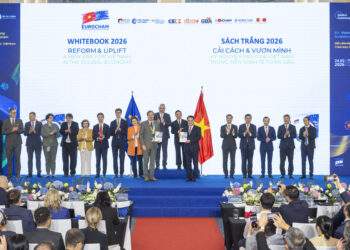 Nghi thức trao Sách Trắng từ EuroCham Việt Nam tới Chính phủ Việt Nam. Ảnh: Phái đoàn EU tại Việt Nam