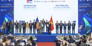 Nghi thức trao Sách Trắng từ EuroCham Việt Nam tới Chính phủ Việt Nam. Ảnh: Phái đoàn EU tại Việt Nam