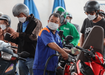 Gasoline prices fall - VnExpress International