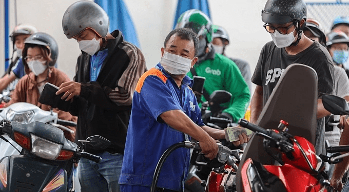 Gasoline prices fall - VnExpress International