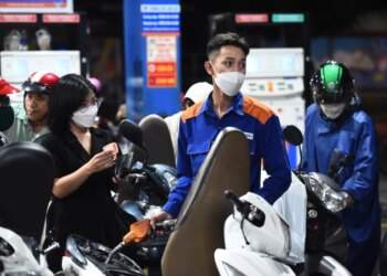 Gasoline prices soar 10% - VnExpress International