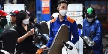 Gasoline prices soar 10% - VnExpress International