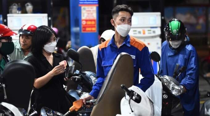 Gasoline prices soar 10% - VnExpress International
