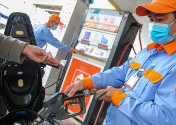 Giá dầu thô tăng vọt vì xung đột tại Trung Đông