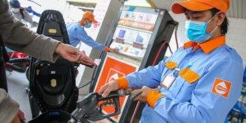 Giá dầu thô tăng vọt vì xung đột tại Trung Đông