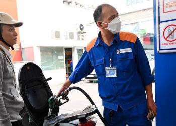 Giá xăng RON95 giảm 5.600 đồng/lít nhờ quyết sách; nhà máy lọc dầu báo tin vui