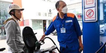 Giá xăng RON95 giảm 5.600 đồng/lít nhờ quyết sách; nhà máy lọc dầu báo tin vui