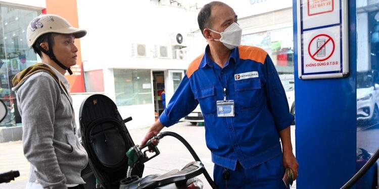 Giá xăng RON95 giảm 5.600 đồng/lít nhờ quyết sách; nhà máy lọc dầu báo tin vui