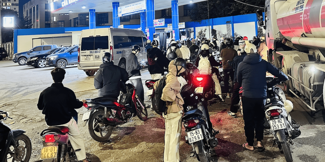 Giá xăng dầu đắt đỏ, Bộ Công Thương muốn DN cho người lao động làm việc online