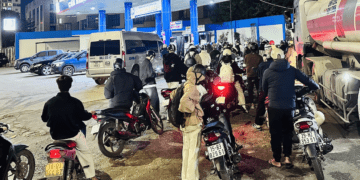 Giá xăng dầu đắt đỏ, Bộ Công Thương muốn DN cho người lao động làm việc online