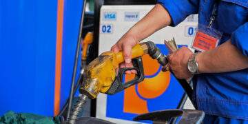 Giá xăng dầu giảm rất mạnh, RON95 giảm tới 5.600 đồng/lít