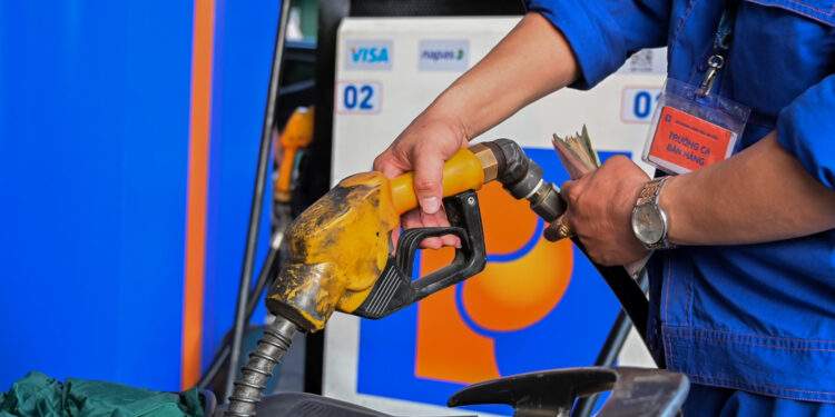 Giá xăng dầu giảm rất mạnh, RON95 giảm tới 5.600 đồng/lít