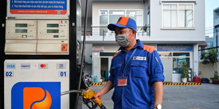 Giá xăng giảm mạnh sau 4 phiên tăng liên tiếp