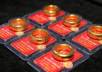 Gold prices extend week's decline