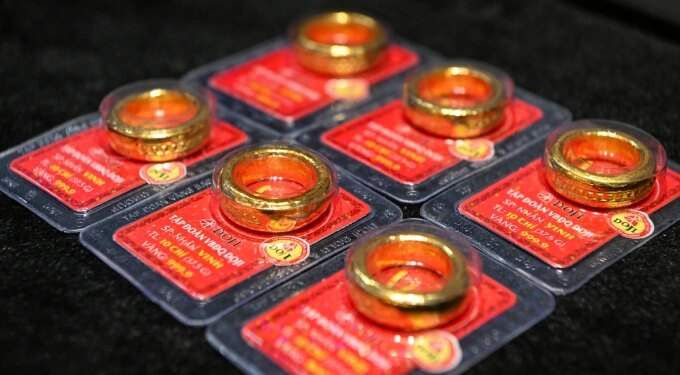 Gold prices extend week's decline