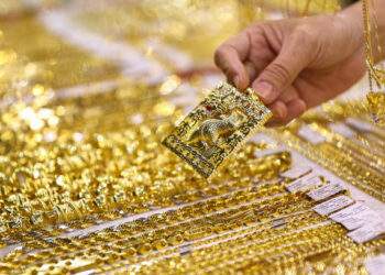 Gold prices rebound from morning drop