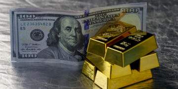 Gold prices stall as investors turn to dollar hedge amid Iran conflicts