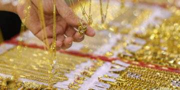Gold prices trim morning losses