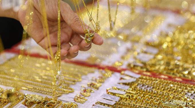 Gold prices trim morning losses
