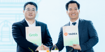 Đại diện Grab Việt Nam và đại diện Yadea Việt Nam ký thoả thuận hợp tác. Ảnh: Grab Việt Nam.